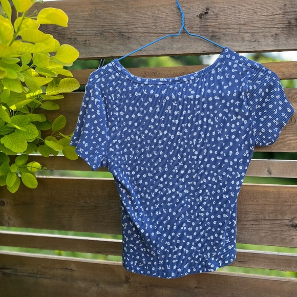 Blue Floral T-Shirt From Old Navy - Picture 4 of 4